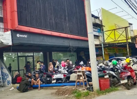 Ilustrasi masyarakat berbondong-bondong lakukan verifikasi retina untuk World App di Bekasi, Jawa Barat. (Sumber: X/@AKU_dgn3putra)