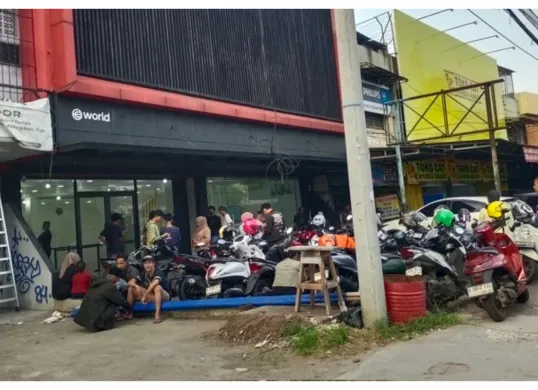 Potret antrean  pendaftaran dan pemindaian retina world App di Kota Bekasi (Sumber: X/@AKU_dgn3putr)