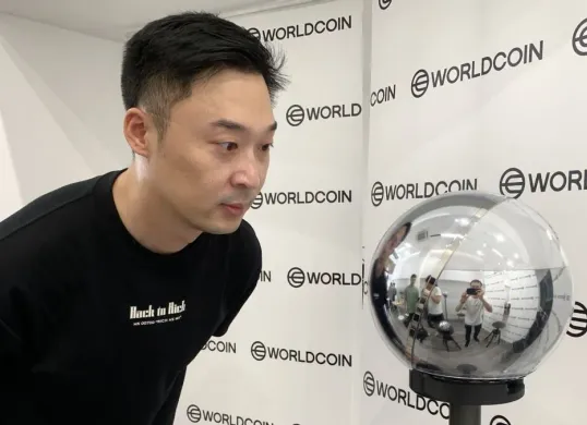 Worldcoin dilarang di beberapa negara! Ini alasan di balik larangan global terhadap pemindaian iris ini dan bahaya bagi pengguna. (Sumber: X/@bukanpamanmu)