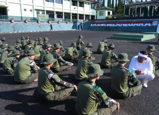 Potret Gubernur Jawa Barat, Dedi Mulyadi saat bersama siswa di barak militer. (Sumber: Instagram/@dedimulyadi71)
