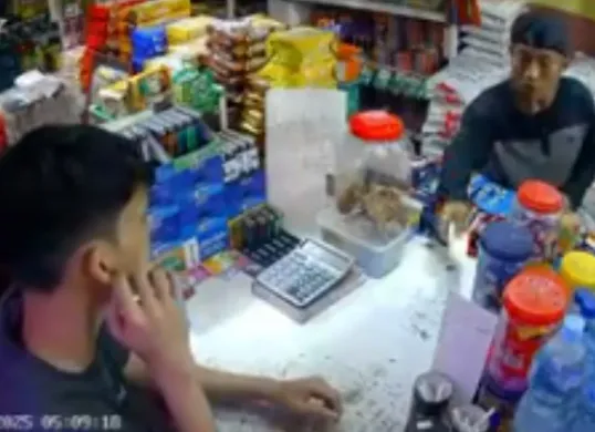 Seorang pria diduga preman mengambil beras 5 kg di warung di wilayah Deli Serdang dengan membayarnya menggunakan ijazah SD. (Sumber: Tangkap Layar X/@TukangBedah)