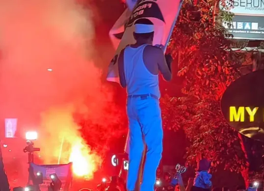 Potret Gubernur Jawa Barat, Dedi Mulyadi yang tampil pakai singlet dalam perayaan Persib Bandung juara Liga 1. (Sumber: Instagram/@dedimulyadi71)