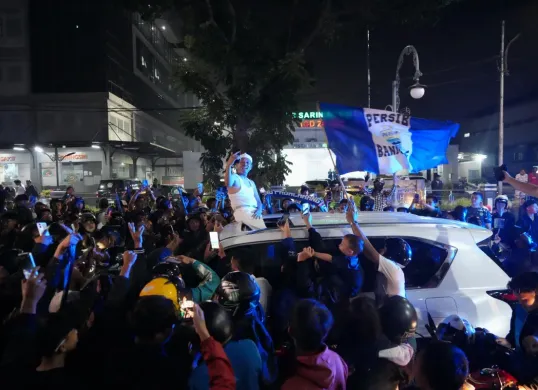 Gubernur Jabar, Dedi Mulyadi merayakan Persib juara Liga 1 bersama bobotoh. (Sumber: Humas Pemprov Jabar)