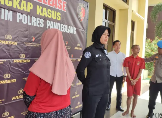 Tersangka SR, seorang ibu rumah tangga jadi pelaku penipuan modus jual minyak goreng diamankan Polres Pandeglang. (Sumber: Poskota/Samsul Fatoni)