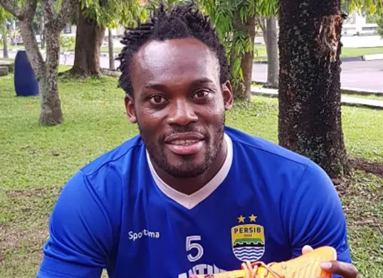 Keberhasilan Persib juara Liga 1 2024/2025 tidak hanya dirayakan oleh para Bobotoh, tetapi juga mendapat apresiasi dari mantan pemain mereka, Michael Essien (Sumber: Instagram/@michaelessien)