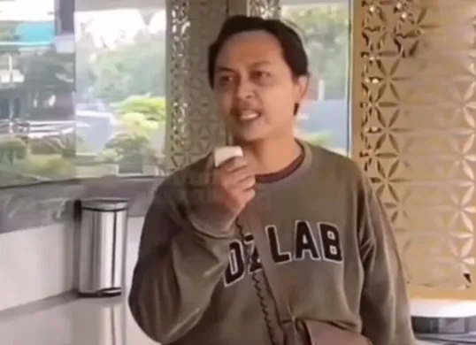 Seorang ayah di Karawang melakukan orasi di depan RSUD Karawang seusai anak pertamanya meninggal dunia. (Sumber: Tangkap Layar Instagram/@mood.jakarta)