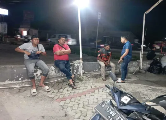 HE alias Dewa (mengenakan seragam ormas) diamankan petugas Unit Reskrim Polsek saat nongkrong di halaman mini market di Kecamatan Ciruas Kabupaten Serang. (Sumber: Polsek Ciruas)