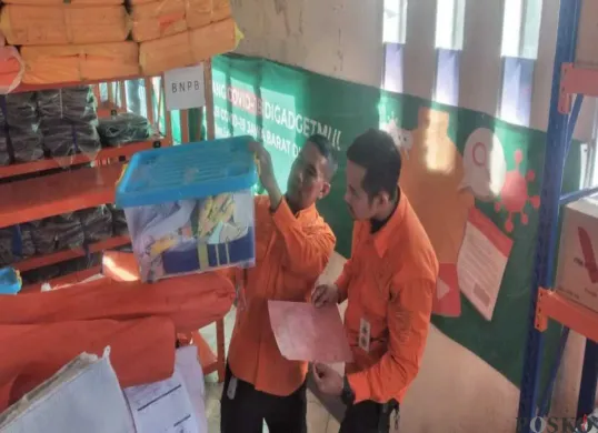 Personel BPBD Cimahi merapikan logistik di Kantor BPBD, Jalan Cihanjuang, Kota Cimahi, Selasa 6 Mei 2025. (Sumber: Poskota/Gatot Poedji Utomo)