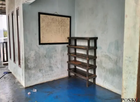 Kondisi lantai 2 Rumah Luminire Rempoa hanya terlihat satu papan tulis kecil dan satu rak buku. Di sinilah puluhan anak-anak pemulung dan tak mampu menggantungkan cita-cita masa depannya. (Sumber: Poskota/M. Tegar Jihad)