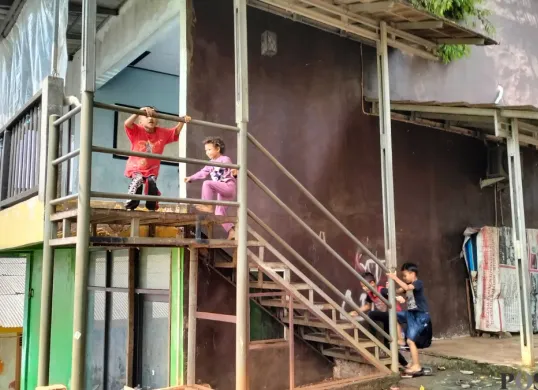 Sejumlah anak-anak bermain di sekolah gratis Rumah Luminare Rempoa, Pesanggrahan, Jakarta Selatan, Selasa 6 Mei 2025. (Sumber: Poskota/M. Tegar Jihad)