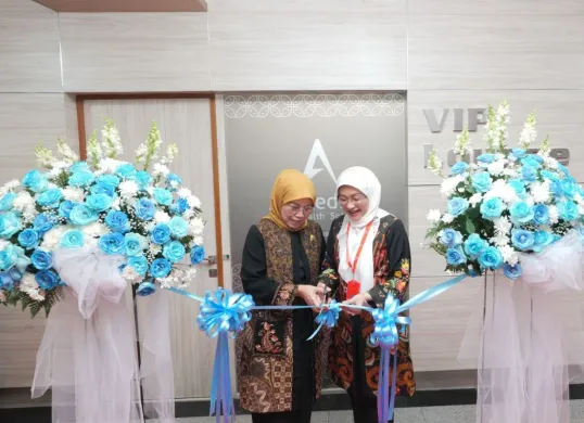 CEO RS MMC dr. Isnindyarti, MKM (kiri) dan CEO AdMedika Dian Prambini (kanan) meresmikan AdMedika VIP Executive Lounge di RS MMC, Selasa, 6 Mei 2025. (Sumber: Dok. Telkom Indonesia)