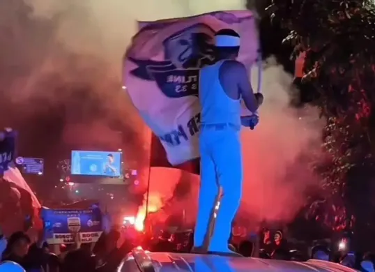 Dedi Mulyadi ikut konvoi bersama Bobotoh rayakan Persib Bandung juara Liga 1. (Sumber: Instagram)