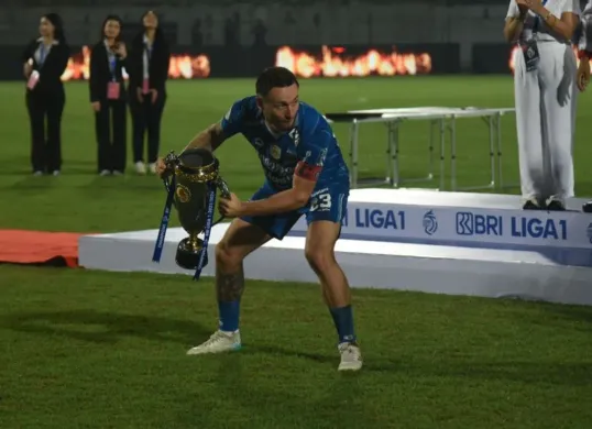 Marc Klok angkat trofi juara Liga 1 Persib Bandung. (Sumber: persib.co.id)