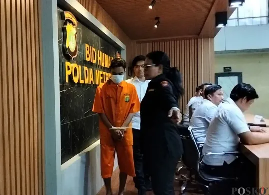 Tersangka pemerasan disertai ancaman penyebaran konten seksual alias Video Call Sex (VCS) saat digiring petugas di Mapolda Metro Jaya, Jakarta Selatan, Selasa, 6 Mei 2025. (Sumber: Poskota/Ali Mansur)