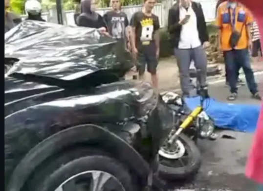 Seorang pelajar SMAN 5 Bandung tewas usai ditabrak mobil di Jalan Anggrek. Pengemudi diduga lalai dan kini diperiksa polisi, berpotensi jadi tersangka jika terbukti bersalah. (Sumber: Capture Instagram @infobandung)