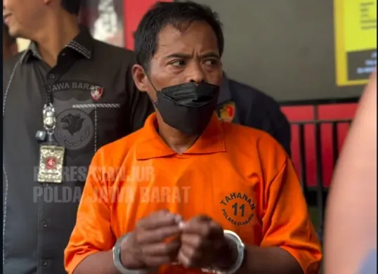 Salahsatu tersangka dari dua tersangka yang ditangkap Polres Cianjur usai menganiaya nenek 76 tahun yang dituduh menculik anak akibat isu hoaks. (Sumber: Dok Polres Cianjur)