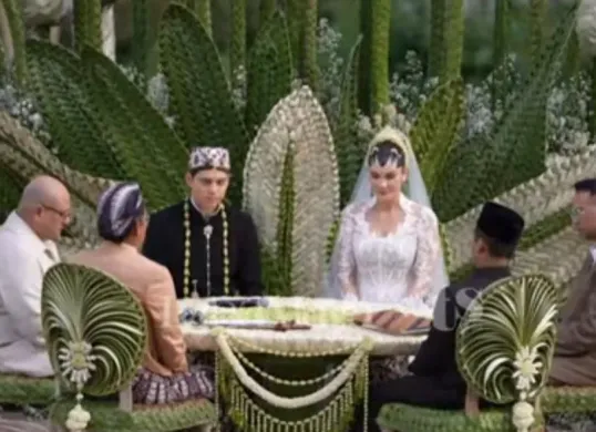 Raffi Ahmad dan Irwan Mussry hadir menjadi saksi pada acara ijab kabul dalam pernikahan Luna Maya dan Maxime Bouttier Akad nikah yang digelar di COMO Shambhala Estate, Gianyar, Bali hari ini. (Sumber: Capture Channel TS Media)