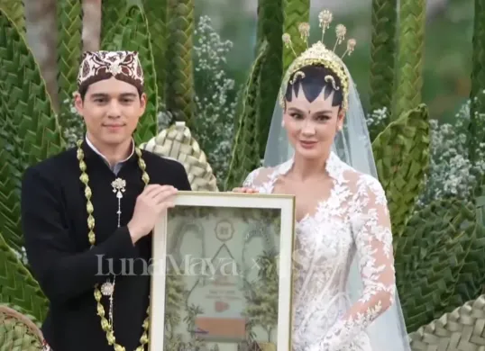 Maxime Bouttier memberikan emas kawin kepada sang istri diantaranya Logam Mulia seberat 7,5 gr dan uang dolar Amerika Serikat sebanyak 2,025. (Sumber: Capture Channel TS Media)