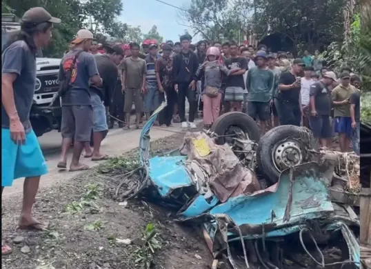 Kecelakaan truk muatan pasir dan angkot di Purworejo-Magelang tewaskan 11 orang. Kuat dugaan truk mengalami rem blong. (Sumber: Capture Instagram @purworejo24)