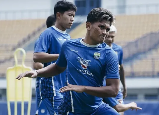 Gelandang Persib, Ahmad Agung samai capaian seniornya, Achmad Jufriyanto setelah sukses membawa Maung Bandung menjuarai Liga 1 2024-2025. (Foto: X/@persib)