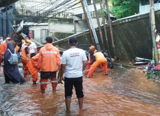 TRC BPBD Jakarta bersama PPSU Kalibata Timur berusaha menutup tanggul yang jebol di kawasan Jakarta Selatan. (Sumber: Dok. BPBD Jakarta)