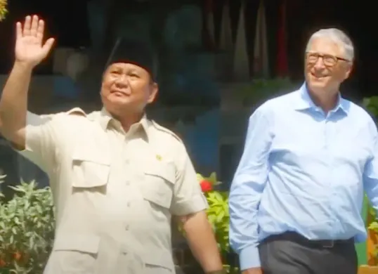 Potret Prabowo Subianto (kiri) dan Bill Gates (kanan) saat meninjau program Makan Bergizi Gratis (MBG) di SDN Jati 03 Jakarta Timur. (Sumber: YouTube/Sekretariat Negara)