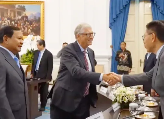 Potret Bill Gates disambut Presiden Prabowo Subianto di Istana Negara. (Sumber: YouTube/Sekretariat Negara)