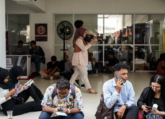 Pencari kerja memadati bursa kerja atau job fair yang diadakan Pemerintah Provinsi Jakarta di Gor Kemayoran, Jakarta, Selasa, 6 Mei 2025. (Sumber: Poskota/Bilal Nugraha Ginanjar)