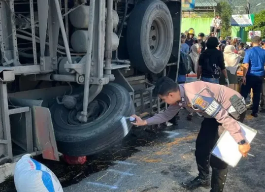 Bus ALS terguling di Padang Panjang, Sumatera Barat, menewaskan 12 orang. Diduga akibat rem blong, puluhan penumpang luka-luka. Sopir dalam kondisi koma. (Sumber: X/@AlwiHusin)