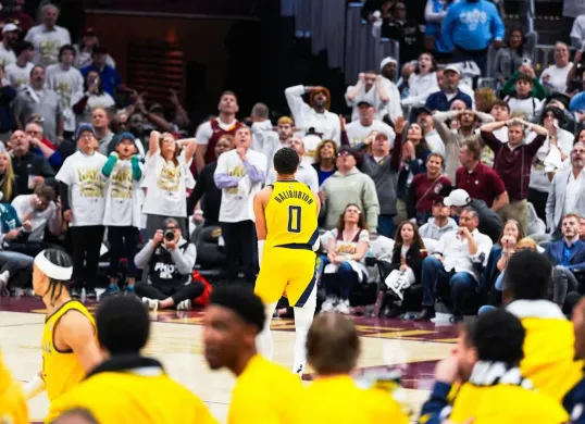 Tyrese Haliburton mencetak 3 poin penentu kemenangan dramatis Indiana Pacers atas Cleveland Cavaliers di game 2 semifinal wilayah timur playoff NBA 2025. (Sumber: Instagram @pacers)