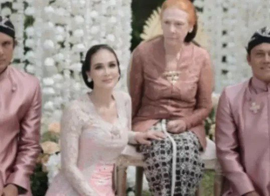 Menjelang pernikahannya yang telah lama dinantikan, Luna Maya menjalani prosesi siraman yang sarat makna budaya dan emosional pada Selasa, 6 Mei 2025, di Bali. (Sumber: Instagram/Luna Maya)