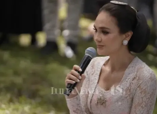 Luna Maya dan Maxime Bouttier resmi menikah di Ubud, Bali pada 7 Mei 2025, dalam prosesi privat yang dapat disaksikan secara live streaming oleh publik. (Sumber: Instagram/Luna Maya)