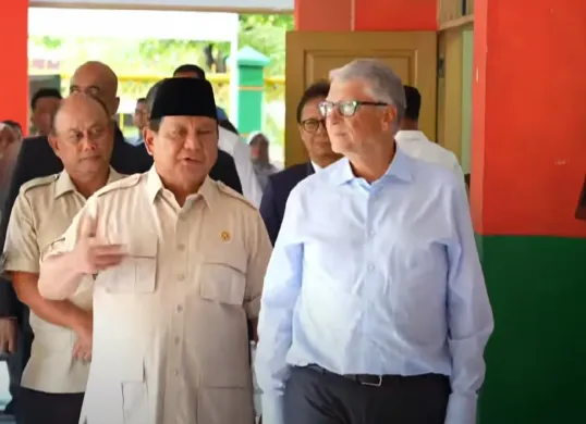 Bill Gates dan Presiden Prabowo Subianto berkunjung ke SDN 03 Pulo Gadung. Kunjungan ini menandai penguatan kerja sama dalam sektor kesehatan global, termasuk distribusi vaksin untuk anak-anak. (Sumber: Dok/Sekretariat Presiden)