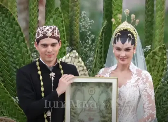 Pernikahan Lunya Maya dan Maxime Bouttier (Sumber: Youtube/Luna Maya)