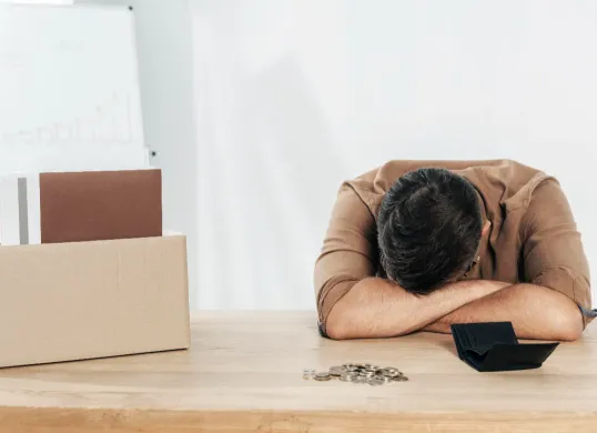 Ilustrasi debitur galbay yang sering dapat tagihan dari debt collector pinjol. (Sumber: Freepik)