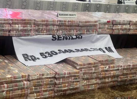 Barang bukti berupa tumpukan uang dalam kasus pengungkapan Tindak Pidana Pencucian Uang (TPPU) judi online, di Mabes Polri, Jakarta Selatan Rabu, 7 Mei 2025. (Sumber: Poskota/Ali Mansur)