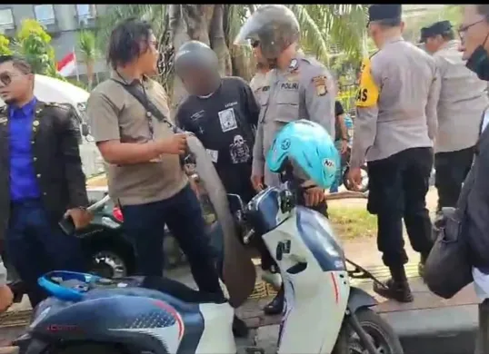 Polsek Cengkareng mengamankan empat orang debt collector dalam operasi mata elang (Matel) pada Selasa, 6 Mei 2025. (Sumber: Dok. Polsek Cengkareng)