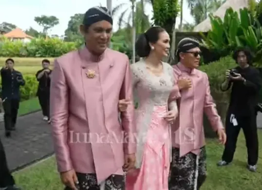 Luna Maya didampingi oleh sang kakak Ismael Dully dan Tipi Jabrik. (Sumber: YouTube/TS Media)