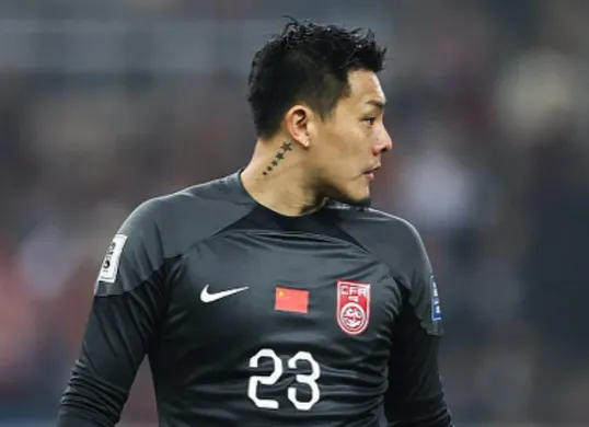 Jelang lawan Timnas Indonesia, kiper utama Timnas China saat ini, performanya akhir-akhir ini sangat mengkhawatirkan. (Sumber: Instagram/@sdts_fc)