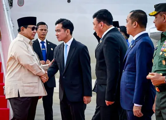 Presiden Prabowo Subianto menyalami Wakil Presiden Gibran Rakabuming Raka. (Sumber: setkab.go.id)