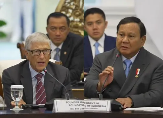 Bill Gates (kiri) dan Presiden Prabowo Subianto (kanan) melakukan perbincangan terkait program sosial di Istanda Merdeka, Rabu 7 Mei 2025. (Sumber: YouTube/Sekretariat Presiden)
