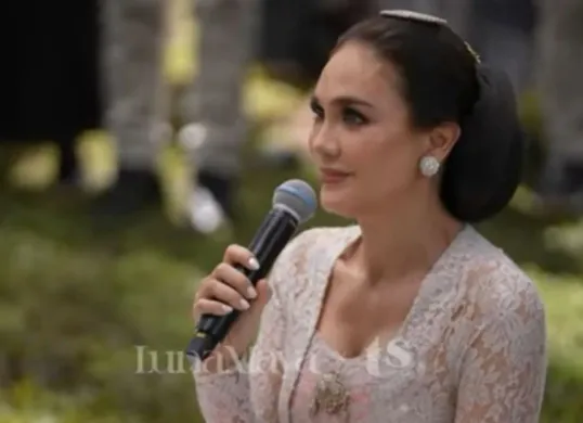 Luna Maya saat meminta doa restu dari Ibunda dalam acara sungkeman jelang pernikahan dengan Maxime Bouttier. (Sumber: YouTube/TS Media)