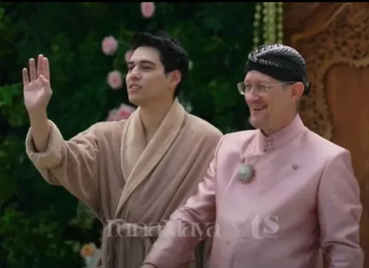Potret Maxime Bouttier (kiri) bersama Ayahnya (kanan) saat acara sungkeman jelang pernikahan dengan Luna Maya. (Sumber: YouTube/TS Media)