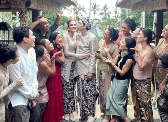 Acara pernikahan Luna Maya dan Maxime Bouttier akan disiarkan secara langsung di YouTube. (Sumber: YouTube/TS Media)