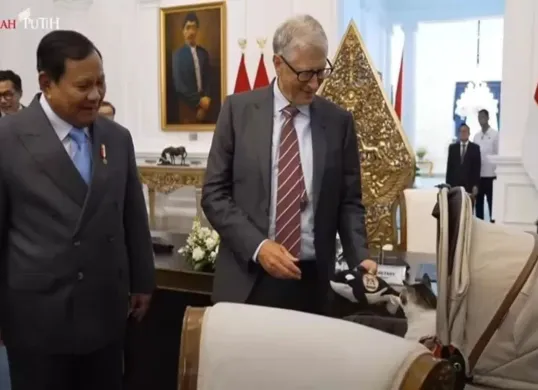 Momen BIll Gates berikan hadiah boneka paus kepada Bobby Kartanegara, kucing Prabowo. (Sumber: tangkapan layar)
