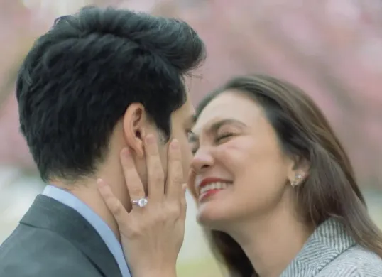 Luna Maya dan Maxime Bouttier berpose mesra dalam sesi foto prewedding yang elegan menjelang pernikahan mereka pada 7 dan 8 Mei 2025. (Sumber: Instagram/Luna Maya)