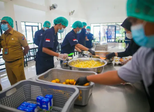 Dinkes Bogor bersama Pemkot mengambil sampel makanan di Bosowa Bina Insani. (Sumber: Dok. Pemkot Bogor)