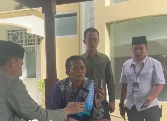 Keberangkatan Bupati Lombok Tengah, Lalu Pathul Bahri, kembali tertunda. Namanya dicoret dari kloter 6 dan dipindah ke kloter 8. (Sumber: Capture Info Lombok)
