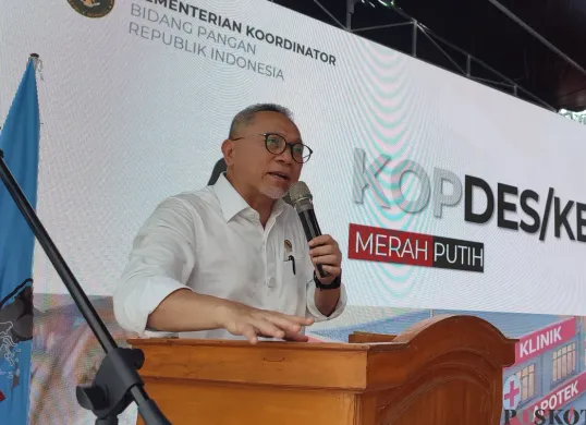 Menteri Koordinator Bidang Pangan, Zulkifli Hasan saat memberikan sambutan dalam acara Rakorda percepatan pembentukan Kopdes Merah Putih di Kertasana, Pandeglang. (Sumber: Poskota/Samsul Fatoni)