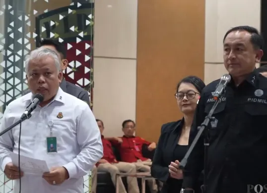 Kapuspenkum Kejagung Harli Siregar dan Direktur Penindakan Jampidmil Kejagung, Brigjen TNI Andi Suci (seragam hitam) dalam konferensi pers di Gedung Kejaksaan Agung, Jakarta, Rabu, 7 Mei 2025 malam. (Sumber: Poskota/Ali Mansur)